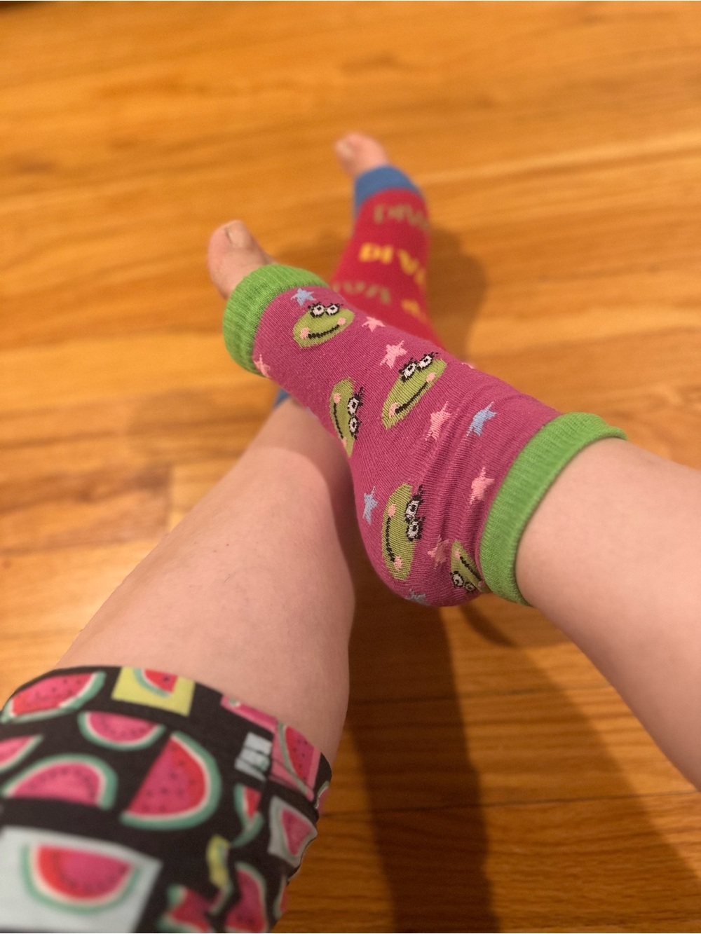 Women’s Pink Frog Pattern Ankle Socks with Green Trim And Diva Mismatched